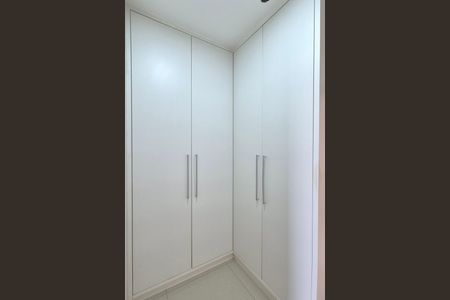 Casa de condomínio para alugar com 350m², 4 quartos e 6 vagas Casa de condomínio para alugar com 350m², 4 quartos e 6 vagasArmário da Suíte