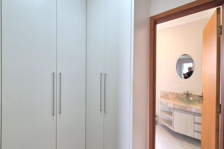 Casa de condomínio para alugar com 350m², 4 quartos e 6 vagas Casa de condomínio para alugar com 350m², 4 quartos e 6 vagasArmario da Suite
