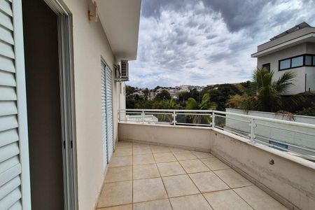 Casa de condomínio para alugar com 350m², 4 quartos e 6 vagas Casa de condomínio para alugar com 350m², 4 quartos e 6 vagasVaranda do Quarto 2