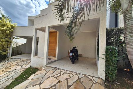 Casa de condomínio para alugar com 350m², 4 quartos e 6 vagas Casa de condomínio para alugar com 350m², 4 quartos e 6 vagasGaragem