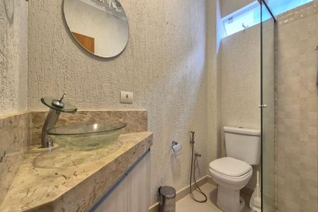 Casa de condomínio para alugar com 350m², 4 quartos e 6 vagas Casa de condomínio para alugar com 350m², 4 quartos e 6 vagasBanheiro