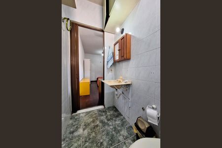 Banheiro de kitnet/studio para alugar com 1 quarto, 44m² em Matapaca, Niterói