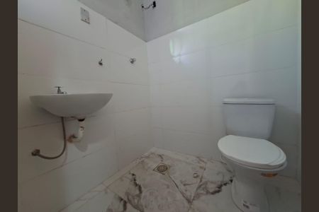 Banheiro de kitnet/studio para alugar com 1 quarto, 35m² em Parque Recreio, Contagem