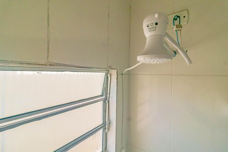 Banheiro social de casa para alugar com 1 quarto, 45m² em Jardim Itacolomi, São Paulo