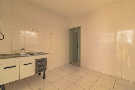 Cozinha de casa para alugar com 1 quarto, 45m² em Jardim Itacolomi, São Paulo