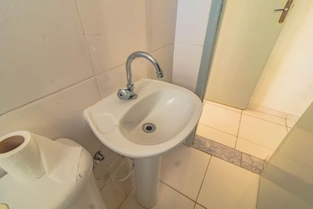 Banheiro social de casa para alugar com 1 quarto, 45m² em Jardim Itacolomi, São Paulo