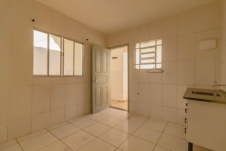 Cozinha de casa para alugar com 1 quarto, 45m² em Jardim Itacolomi, São Paulo