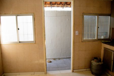 Cozinha de casa de condomínio para alugar com 2 quartos, 70m² em Jardim Mariléa, Rio das Ostras