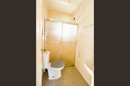 Banheiro social de casa de condomínio para alugar com 2 quartos, 70m² em Jardim Mariléa, Rio das Ostras