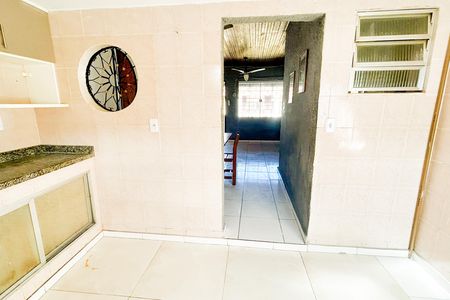 Cozinha de casa de condomínio para alugar com 2 quartos, 70m² em Jardim Mariléa, Rio das Ostras