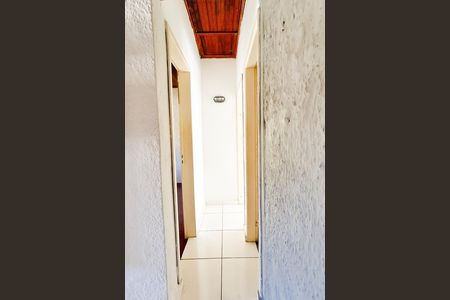 Corredor de casa de condomínio para alugar com 2 quartos, 70m² em Jardim Mariléa, Rio das Ostras