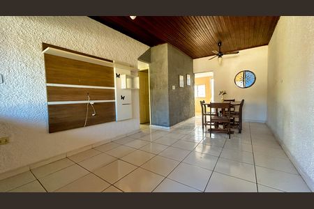 Sala  de casa de condomínio para alugar com 2 quartos, 70m² em Jardim Mariléa, Rio das Ostras