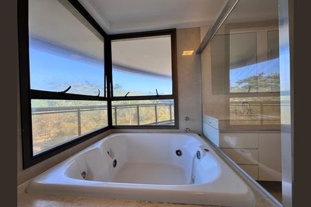 Apartamento para alugar com 262m², 3 quartos e 2 vagasSuíte 1 - Master - Banheiro