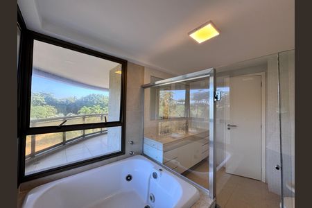 Apartamento para alugar com 262m², 3 quartos e 2 vagasSuíte 1 - Master - Banheiro