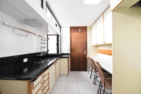 Cozinha de apartamento à venda com 3 quartos, 255m² em Batel, Curitiba