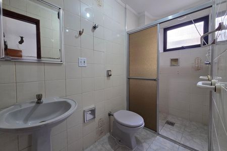 Banheiro da Suíte 1 de apartamento para alugar com 2 quartos, 85m² em Guilhermina, Praia Grande