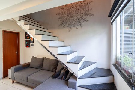 Casa de condomínio à venda com 68m², 2 quartos e 1 vagaEscada