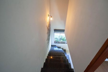 Casa de condomínio à venda com 68m², 2 quartos e 1 vagaEscada