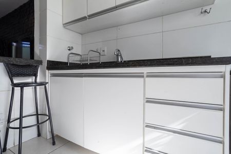 Cozinha de casa de condomínio à venda com 2 quartos, 68m² em Parque Xangri-lá, Contagem