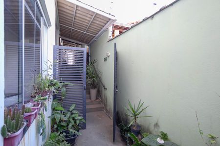 Casa de condomínio à venda com 68m², 2 quartos e 1 vagaEntrada
