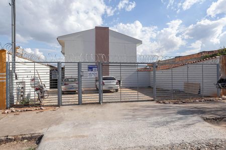 Casa de condomínio à venda com 68m², 2 quartos e 1 vagaFachada