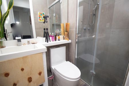 Banheiro de apartamento à venda com 2 quartos, 38m² em Vila Marina, São Paulo