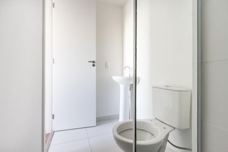 Banheiro de apartamento para alugar com 1 quarto, 28m² em Parque Industrial Tomas Edson, São Paulo