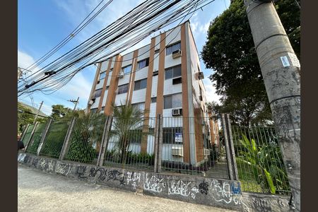 Fachada + placa de apartamento à venda com 2 quartos, 47m² em Jardim Sulacap, Rio de Janeiro