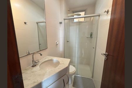 Banheiro de apartamento para alugar com 2 quartos, 57m² em Santa Mônica, Uberlândia