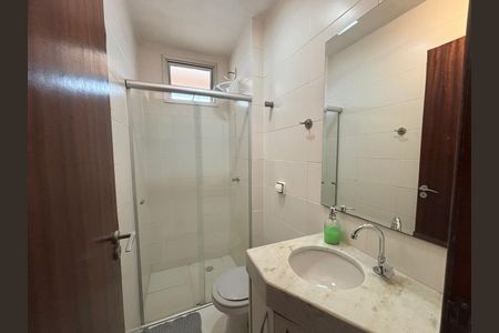 Banheiro de apartamento para alugar com 2 quartos, 57m² em Santa Mônica, Uberlândia