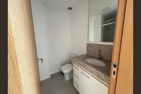 Banheiro de kitnet/studio para alugar com 1 quarto, 39m² em Centro, Juiz de Fora
