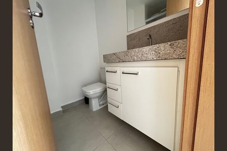 Banheiro de kitnet/studio para alugar com 1 quarto, 39m² em Centro, Juiz de Fora