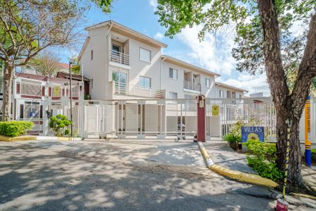 Casa de condomínio à venda com 115m², 2 quartos e 1 vaga Casa de condomínio à venda com 115m², 2 quartos e 1 vagaFachada e portaria