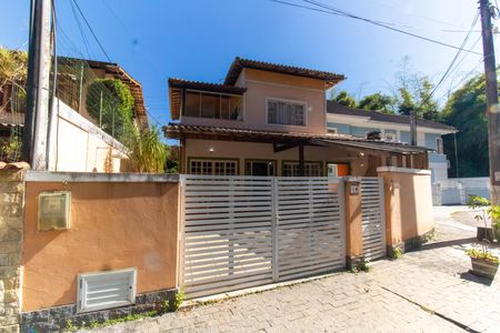 Casa de condomínio à venda com 150m², 3 quartos e 1 vaga Casa de condomínio à venda com 150m², 3 quartos e 1 vagaFachada