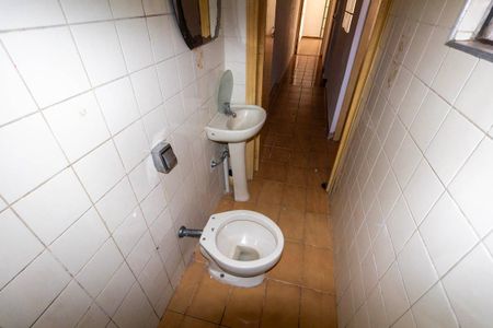 Banheiro de serviço de casa à venda com 2 quartos, 124m² em Jardim Eliane, São Paulo