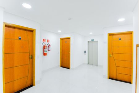 Hall de entrada de apartamento à venda com 2 quartos, 51m² em Jardim Aida, Guarulhos