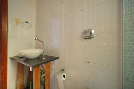 Banheiro de casa para alugar com 2 quartos, 75m² em Real Parque, São José