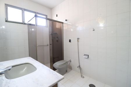 Banheiro do Quarto 3 de apartamento para alugar com 3 quartos, 230m² em Saraiva, Uberlândia