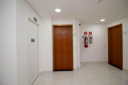 Hall de entrada de apartamento à venda com 2 quartos, 51m² em Jardim Aida, Guarulhos