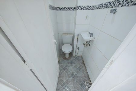 Banheiro de kitnet/studio para alugar com 1 quarto, 28m² em Centro, Rio de Janeiro