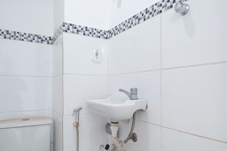 Banheiro de kitnet/studio para alugar com 1 quarto, 28m² em Centro, Rio de Janeiro