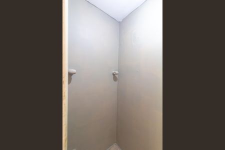 Banheiro de serviço de apartamento para alugar com 2 quartos, 67m² em Parque Paineiras, São Paulo