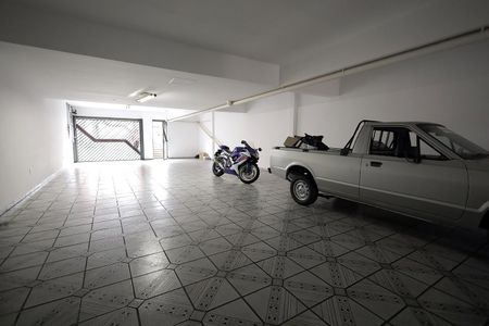 Garagem de casa à venda com 3 quartos, 420m² em Campestre, Santo André