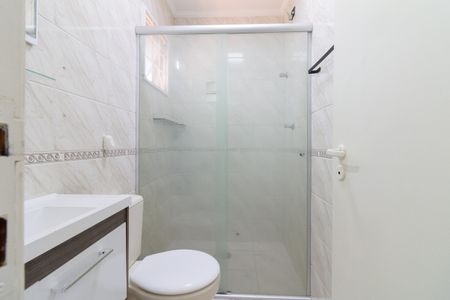 Banheiro de casa de condomínio à venda com 2 quartos, 86m² em Parque Ipe, São Paulo