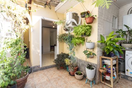 Apartamento à venda com 48m², 3 quartos e sem vaga Apartamento à venda com 48m², 3 quartos e sem vagaQuintal