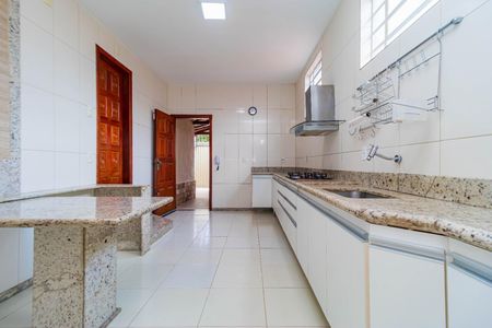 Casa para alugar com 210m², 4 quartos e 2 vagas Casa para alugar com 210m², 4 quartos e 2 vagasCozinha