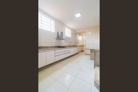 Casa para alugar com 210m², 4 quartos e 2 vagas Casa para alugar com 210m², 4 quartos e 2 vagasCozinha