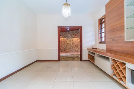 Casa para alugar com 210m², 4 quartos e 2 vagas Casa para alugar com 210m², 4 quartos e 2 vagasSala