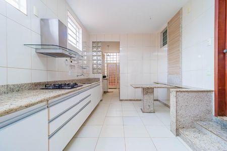 Casa para alugar com 210m², 4 quartos e 2 vagas Casa para alugar com 210m², 4 quartos e 2 vagasCozinha