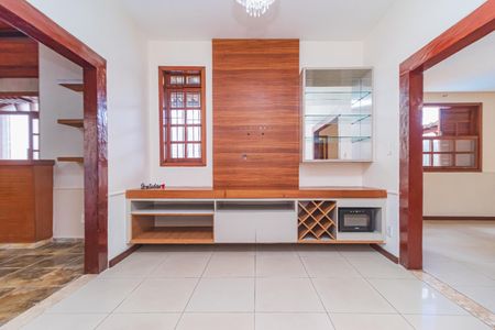 Casa para alugar com 210m², 4 quartos e 2 vagas Casa para alugar com 210m², 4 quartos e 2 vagasSala